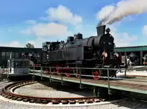 Die 77 028 am 31.05.2009 auf der Drescheibe im Ampflwanger Museum. 