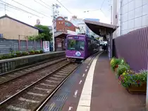 Wagen der Serie 600: Zwischen 1990 und 1996 entstand diese Serie aus Bestandteilen von Abbruchwagen, Nr. 611-616, 621-627, 631-633. 626 und 627 erhielten historisch aussehende Wagenk�sten. Im Bild steht Nr. 621 an der Haltestelle Saiin in Kyoto, 17.Juni 2011.  