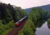 Am 20.05.1994 gelangte 221 116 auf die Obere Ruhrtalbahn hier bei Rumbeck aufgenommen.