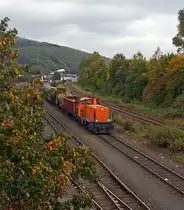 Lok 41 der Kreisbahn Siegen-Wittgenstein (KSW) am 04.10.2011, auf KSW eigenem Rangierbahnhof, in Herdorf.  Sie steht mit einem G�terzug zur �bergabefahrt, Richtung Betzdorf, bereit. Die Lok ist eine MaK DE 1002, Baujahr 1988.