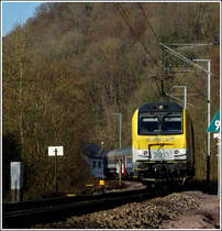 - Enges Tal - Bevor der IR 115 Liers - Luxembourg die Haltestelle Goebelsm�hle erreicht, schl�ngelt er sich auf dem eingleisigen Steckenabschnitt durch das enge Tal der Wiltz. 21.11.2011 (Hans)