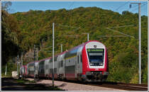 - Goldener Oktober - Vor der Kulisse des herbstlich gef�rbten Waldes f�hrt die RB 3240 Wiltz - Luxembourg durch Erpeldange/Ettelbr�ck. 15.10.2011 (Jeanny)