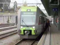 bls - L�tschberger Triebwagen RABe 535 107 im Bahnhof Spiez am 14.11.2011