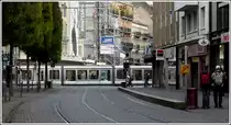 - Interssante Fotostelle - In der Rue du Vieux March� aux Vins in Strasbourg haben die Bahnfotografen eine gute Sicht auf den regen Stra�enbahnverkehr rund um den Knotenpunkt Homme de Fer, wo sich 5 der 6 bestehenden Linien kreuzen. 30.10.2011 (Jeanny)