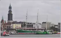 Hamburger Hochbahn hinter dem Dreimaster Rickmer Rickmers und vor der St.Michaelis Kirche, kurz Michel genannt. (21.10.2011)