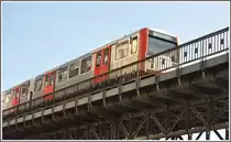 Hamburger Hochbahn am Johannisbollwerk unweit der Landungsbr�cken. (21.10.2011)