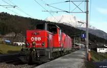 �BB 1116 252-6 schleppt �BB 2068 009-6 Richtung Saalfelden, KBS 201 Salzburg-Tiroler-Bahn Innsbruck - Saalfelden, fotografiert in Pfaffenschwendt am 22.11.2011 --> Lustiger Weise wurde am Bahnsteig diese Durchfahrt �ber Lautsprecher als einfahrende S-Bahn angek�ndigt!
