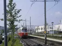 Wien Wiener Stadtwerke-Verkehrsbetriebe (WVB) SL 67 (E2 4302 (Bombardier-Rotax 1978)) X, Favoriten, Inzersdorf-Stadt, Otto-Probst-Straße im Juli 1992. - Scan eines Diapositivs. Film: Kodak Ektachrome ED-200. Kamera: Leica CL.