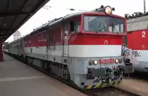 750 201-6 ZSSK wartet auf die Abfahrt mit Regionalzug Os 5005 Nov� Z�mky/Neuh�usel (14:48) – Nitra/Neutra – Topoľčany/Topoltschan – Prievidza/Priwitz (Nitratalbahn); 18.11.2011