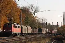Die 140 834 zieht am 1.11.11 einen gemischten G�terzug durch Ratingen-Lintorf.