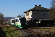 Der VT 08 der Vogtlandbahn pendelte am 27.11.2011 als Sonderzug auf der Strecke Amberg – Schnaittenbach, hier vor dem Bahnhofsgeb�ude in Gebenbach.