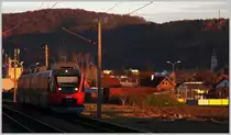 Im letzten Sonnenlicht durcheilt in K�rze 4024 135 als REX 2170 Zeiselmauer-K�nigstetten. 27.11.11