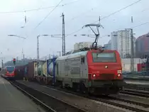 Prima E37 529 zieht einen Containerzug am 29.11.2011 durch Kaiserslautern