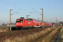 Mit dem RE 50 von Leipzig nach Dresden passiert 145 042-8 die kleine Ortschaft B�hla. In der Adventszeit ist ein zus�tzlicher Wagen eingereiht. Fotografiert am 29.11.2011. 