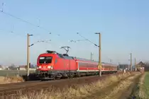 182 003-4 passiert mit dem RE 18 von Cottbus nach Dresden den kleinen Ort B�hla. Fotografiert am 29.11.2011. 