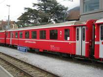 Der BDt 1723 an einem Versuchszug, abgestellt im Bahnhof von Chur. An den T�ren der 4 Wagen, WS 3912, AB 1569, B 2319 und BDt 1723, steht angeschrieben:  Achtung Versuchswagen Kein Zutritt f�r Unbefugte  An dem Gep�ckwagen, DZ 4232, steht nichts angeschrieben. 03.12.2011.