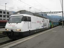 Re 460 003  Nationale Suisse  mit IR 782 in Sargans. An der Spitze sind zwei EWII (NL) angeh�ngt, 03.12.2011.