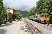 Bf. Khok Khli, Blickrichtung Bau Yai Jn., mit dem, eine Kreuzung abwartenden, กซข.1024 und พซข.16 als ORD 434 am 18.Juni 2011.

