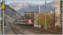 Re 4/4 II 11205 mit RE3819 erreicht in K�rze Chur. (01.12.2011)