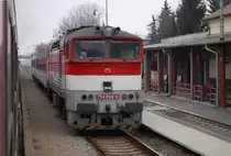 Fernzug R 1931 Bodva („Flu� Bodwa“) Zvolen os. st./Altsohl Persbf. – Ko�ice/Kaschau haltet in Bahnhof Lučenec/Losontz (Slowakei). Hier die „Taucherbrille“ 754-004 mit Regionalzug Os 6210 in Gegenrichtung Lučenec – Zvolen os. st.; 19.11.2011 