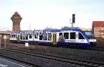 648 289-6 LINT 41 Veolia VT 811 mit Werbung THW als Harz-Elbe-Express HEX 80859 Thale - Magdeburg, KBS 315 Magdeburg - Thale, fotografiert bei der Ausfahrt aus dem Bhf. Halberstadt am 26.11.2011