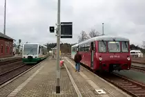 Anschlu� an die Zug nach Hof im Bf Sch�nberg, 972 771+772 155 war als DPE24581 von Schleiz West gekommen und am Nachbarbahnsteig hat soeben VT37 als 81064 den Bf erreicht. (03.12.2011)