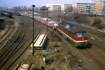 Berlin Prenzlauer Berg: 132 670 unterquert die Br�cke im Zuge der Kniprodestra�e (damals Artur Becker Stra�e), 25.03.1985.