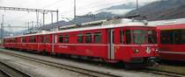 Ein Be 4/4 Pendel, bestehend aus dem Be 4/4 515, 516 und ABt 1715 abgestellt in Landquart. Normalerweise bestehen diese Pendel aus nur einem Triebwagen und noch zwei Mittelwagen. Da einer dieser Be Pendel am 11.09.11 auf einen Schlamm- und Schuttkegel auffuhr, und anschliessend entgleiste, fehlt dieser Pendel bis auf weiteres. Aus dem verunfallten Zug ist nur noch der Be 4/4 516 einsatzbereit (im Bild der mittlerewagen). 03.12.2011.
