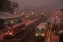 Am fr�hen Morgen des 18.11.2011 wollte ich gleich mal das neue Eqipment ausprobieren. Hier der Blick auf den Hofer Hbf vom Luftsteg aus. Hinten das Bw... Rechts der doppelt gefahrene Agilis-Sch�lerzug, aus Selb gekommen, zur Weiterfahrt nach Bad Steben...