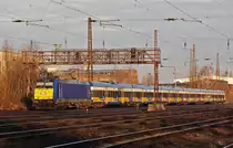 Der aus Berlin kommende InterConnex durchf�hrt am Morgen des 03.12.2011 die alte Signalbr�cke in Leipzig-Mockau.