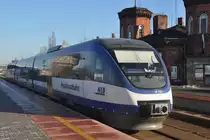 KOSTRZYN nad Odrą (Woiwodschaft Lebus), 25.11.2011, VT733 der Niederbarnimer Eisenbahn (NEB) als Regionalzug NE26 nach Berlin-Lichtenberg im Bahnhof Kostrzyn