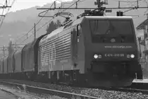 E 474-015 SR mit G�terzug bei der Durchfahrt in Stresa.