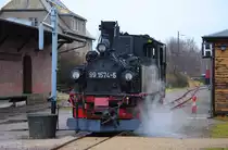 BR 99 1574-5 am Wasserkran, in M�geln. (04.12.2011)