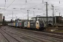 �u�erst seltener Gast in M�nchen: Ein Taurus der Wiener Lokalbahn, noch dazu mit K�hne + Nagel Werbung. Gestern fuhr 182 535 mit einem Containerzug durch M�nchen Ost. 04.12.2011