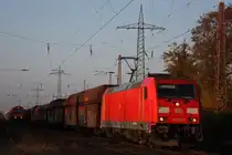Die 185 355 zieht am 11.11.11 einen Kohlezug durch Ratingen-Lintorf.Links sieht man noch die NE 9 welche auf Weiterfahrt Richtung Kalkwerk warten musste.