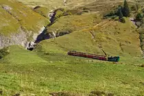 Die Heiz�l befeuerte BRB 14 (Gemeinde Brienz) f�hrt zum Brienzer Rothorn hinauf, hier am 01.10.2011 kurz vor der Einfahrt in den K�hmatt-Tunnel.