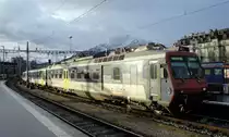 Der Bahnverkehr verliert an Farbe: Der RBDe 560 130-7  Les Geneveys s/Coffrane  wird am 05.12.2011 nach seinem RE-Dienst in Luzern abgestellt. Mein Weckruf f�r Interessierte: Noch knapp eine Woche kann man (planm�ssig) blau-weiss-gelbe Fahrzeuge mit dem Pilatus-Sujet in das selbe Bild packen.