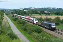 ES 64 F4-105 mit einer Fahrzeug�berf�hrung des  FYRA  vermutlich Richtung M�nchen kurz nach Donauw�rth, 11.08.2011
