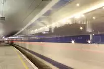 93.1420 nach Ankunft im Zugendbahn Wien Praterstern. Der Verein Neue Landesbahn oragnisierte an diesem Wochenende Nikolosonderz�ge unter anderem diesen Sonderzug nach Ernstbrunn. Ins Bild fuhr allerdings eine S-Bahnganitur der Reihe 4020 der dieses Bild doch interessant macht; am 03.12.2011