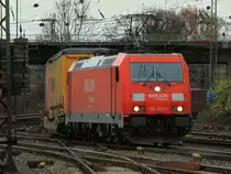 185 241-7 am 04.12.2011 mit einen KLV-Zug unter der Br�cke Turmstrasse von K�ln kommend im Gleisvorfeld von Aachen West.