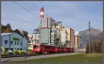 S1 1519 mit 1711/511 auf dem Weg nach Rh�z�ns bei der Kehrichtverbrennungsanlage Trimmis. (30.11.2011)