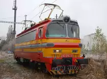240 002-6 ∙ Cargo-Lok abgestellt w�hrend Arbeitspause im Bereich des Bahnhofes Leopoldov/Leopoldstadt in der Westslowakei; 18.11.2011

