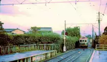 Die Arashiyama-Bahn in vergangenen Zeiten: Wagen 129 f�hrt in die damals noch sehr l�ndliche Station Omuro ein; der alte Trolley-Stromabnehmer ist bereits durch einen Pantographen ersetzt. 9.M�rz 1980.