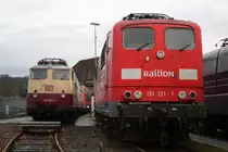 DB 113 311-5 neben 151 121-1 im DB Museum Koblenz am 4.12.2011