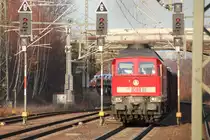 232 330 schleppt am 06.12.2011 einen gemischten G�terzug durchs Vogtland.Hier durch den Bahnhof Neumark(Sachs.)
