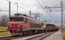 SZ 363-031 mit G�terzug f�hrt auf Verschiebebahnhof Maribor-Tezno ein. / 05.12.2011