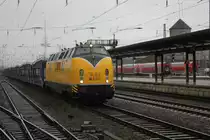 Bei grausamen Wetter zieht 221 106-8 leere Autotransportwagen durch Bremen. 06.12.2011.