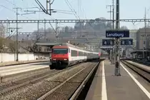 Eine IR-Garnitur rollt am 09.03.11 durch den bahnhof Lenzburg Richtung Olten. Schublok war 460 027
