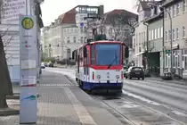 STRAUSBERG (Landkreis Märkisch-Oderland), 26.11.2011, Wagen 30 der Strausberger Eisenbahn bei der Ausfahrt aus der Haltestelle Lustgarten; die Strausberger Eisenbahn betreibt unter der Liniennummer 89 im Tarifgebiet Berlin ABC die Verbindungsstrecke zwischen dem S-/Regionalbahnhof Strausberg und dem Stadtzentrum

