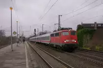 110 497-5 mit dem IC 136 bei der Durchfahrt durch D�sseldorf-Oberbilk am 04.12.2011